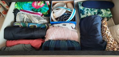 Röcke und Shorts in der Schublade gestaffelt für mehr Platz und Übersicht im Kleiderschrank