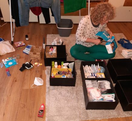 Ordnungscoach beim Arbeiten